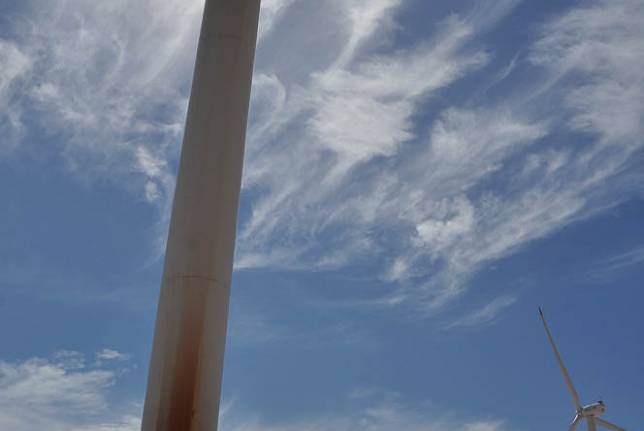Aos pés dos enormes moinhos de vento do parque eólico na região de Canoa Quebrada, no litoral do Ceará